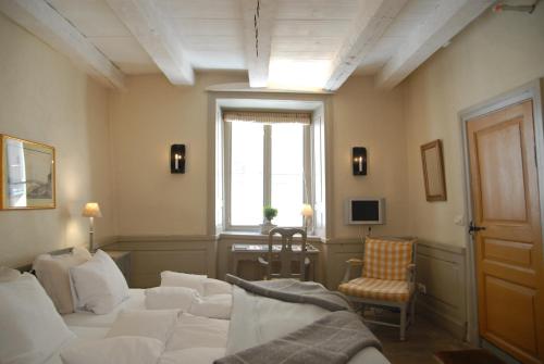 a living room with a white couch and a window at Hotel Sven Vintappare in Stockholm