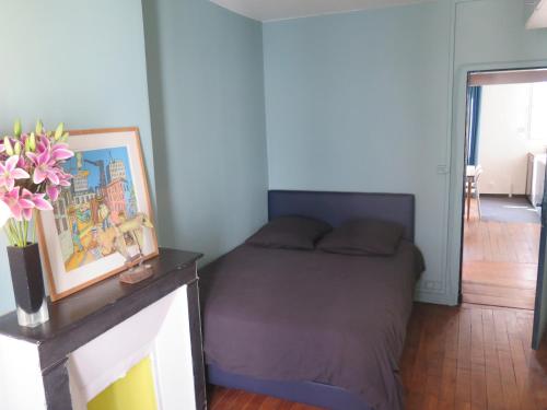 Bright and Newly Renovated Apartment, Hip Canal Saint-Martin Area, Central Parisにあるベッド