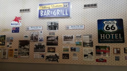 Sijil, anugerah, tanda atau dokumen lain yang dipamerkan di Route 66 Hotel, Southern View, Illinois
