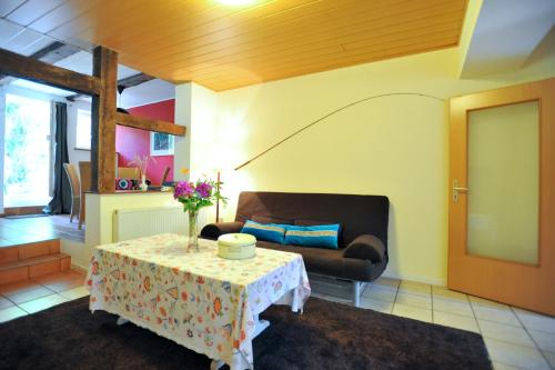 een woonkamer met een tafel en een bank bij Beutower Muhle Ferienwohnung in Beutow