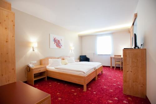 Säng eller sängar i ett rum på Hotel Vösenhuber