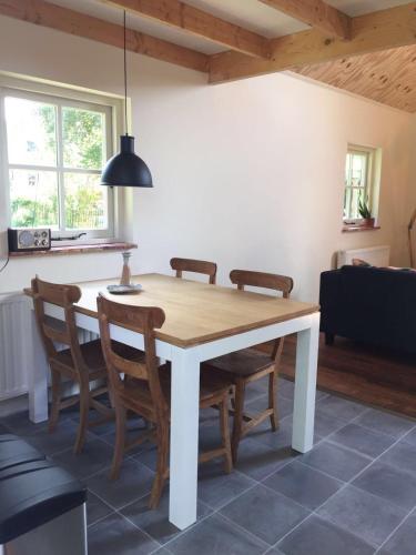 a dining room with a table and chairs at Huisje op Hamingen in Staphorst