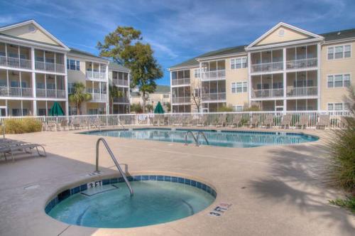 een zwembad voor sommige appartementencomplexen bij Ocean Keyes 3941 Condo in Myrtle Beach