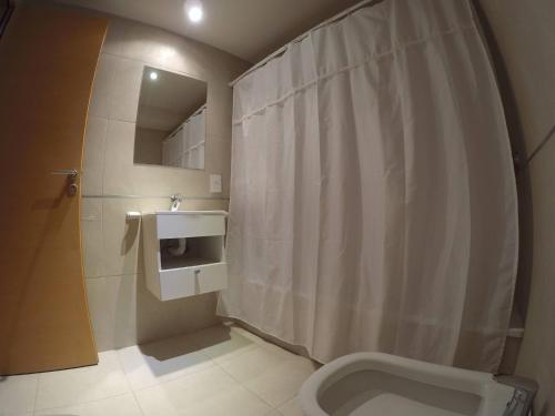 チョス・マラルにあるAmatistaのバスルーム(トイレ、洗面台、シャワーカーテン付)