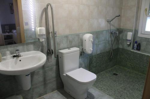 y baño con ducha, aseo y lavamanos. en Hotel Ciudad de Borja, en Borja