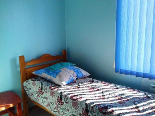 ベロレツクにあるHotel "Bankir"の青いベッドルーム(枕付きのベッド付)