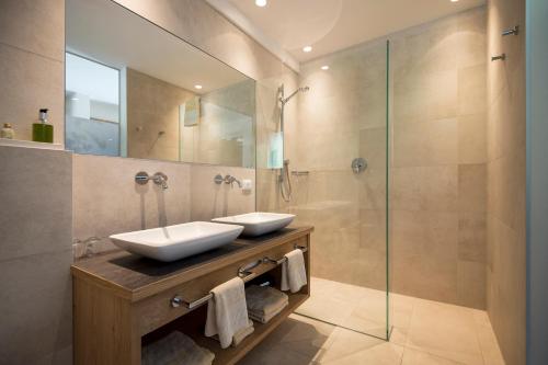 A bathroom at Das Grafenstein Familienresidence