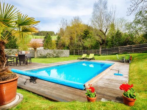 a swimming pool in the yard of a house at Ferienwohnung Mariazell in Mariazell