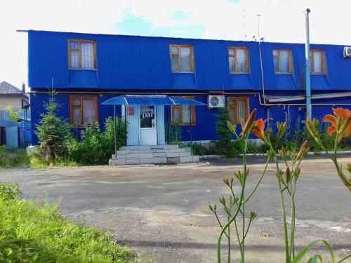 ベロレツクにあるHotel "Bankir"の白い扉の青い建物