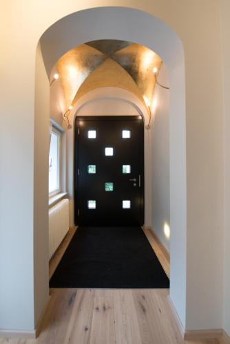 a hallway with a black rug and a window at LIONO BoutiqueHotel in Goslar