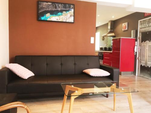 un soggiorno con un divano e un tavolo di Le Bosquet a Cassis