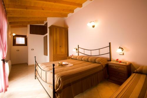 1 dormitorio con 1 cama en una habitación en Agriturismo Cascina Roveri, en Monzambano