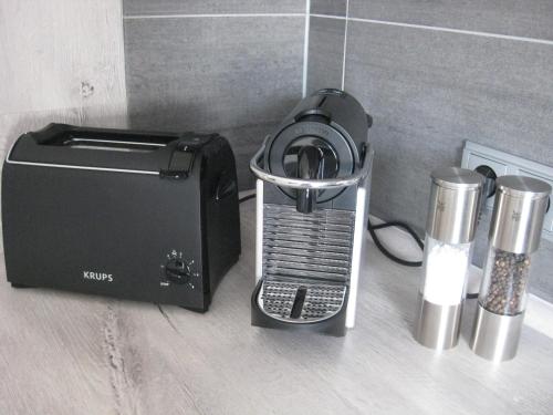 a toaster and a toaster oven and a toaster at FeWo Hage in Langelsheim