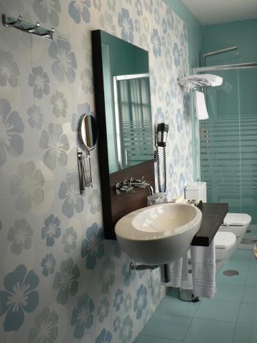 a bathroom with a sink and a mirror at Posada Real Los Cinco Linajes in Arévalo