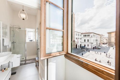 フィレンツェにあるLuxury Petra San Fredianoの通りの景色を望む窓付きのバスルーム
