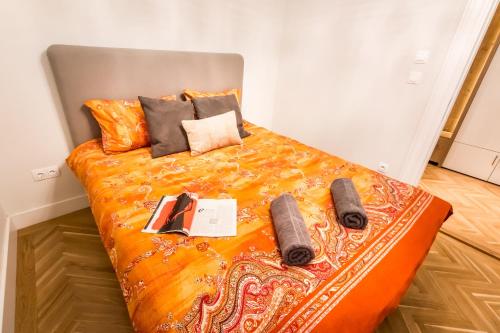 Een bed of bedden in een kamer bij BpR Opera Lux Treasure