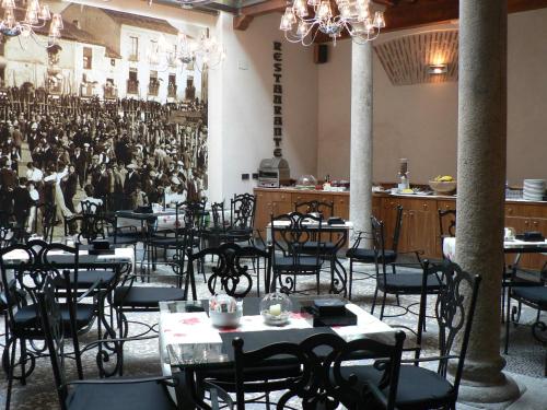 an empty restaurant with tables and chairs in a room at Posada Real Los Cinco Linajes in Arévalo