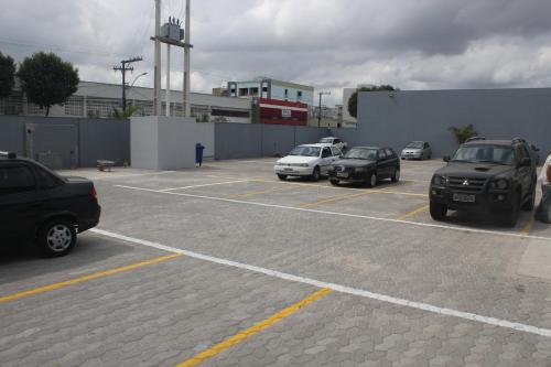 a group of cars parked in a parking lot at Pratti Hotel in Linhares