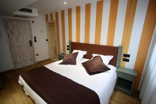 a bedroom with a large bed with two pillows at Boutique Hotel Castilla in Soria