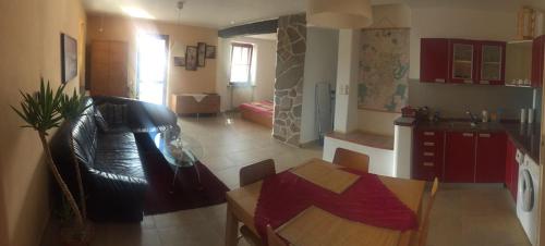 ein Wohnzimmer mit einem Sofa und einem Tisch in der Unterkunft Apartmán Augsten in Český Krumlov