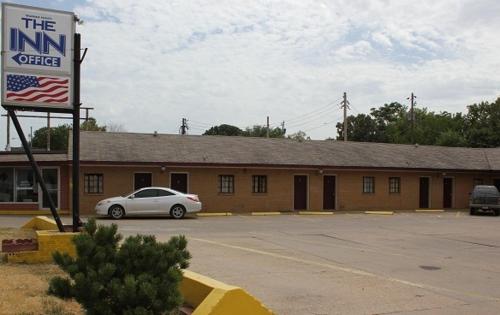 ein Gebäude mit einem Auto auf einem Parkplatz in der Unterkunft The Inn in El Dorado