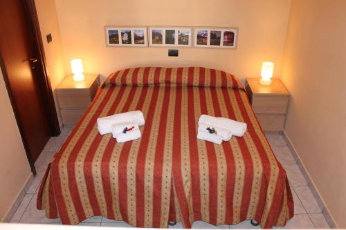 a bedroom with two beds with towels on them at Locanda Piemonte da Sciolla in Domodossola