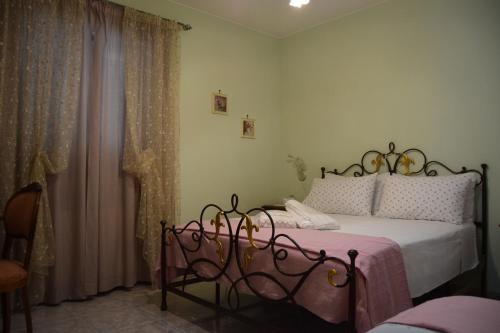 una camera con letto e finestra con tende di Bed&Breakfast degli ulivi a Fiano Romano