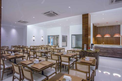 a restaurant with tables and chairs in a room at Samba Rio Convention & Residence in Rio de Janeiro