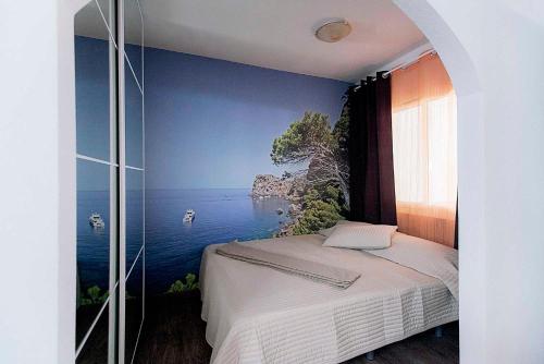 una camera da letto con vista sull'oceano di Cozy apartment in Costa del Silencio a Costa Del Silencio