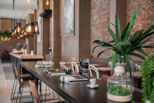a restaurant with a table with a laptop on it at Intercity Porto Alegre Cidade Baixa in Porto Alegre