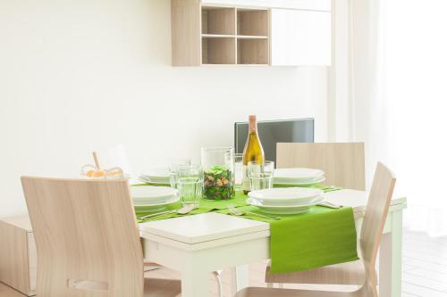 a white dining room table with a green table cloth at Case Vacanze Ganimede in Sperlonga