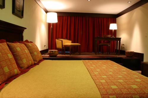 a bedroom with a large bed with a red curtain at Amérian Hotel Casino Gala in Resistencia
