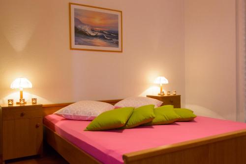 En eller flere senge i et værelse på Apartments Klasan