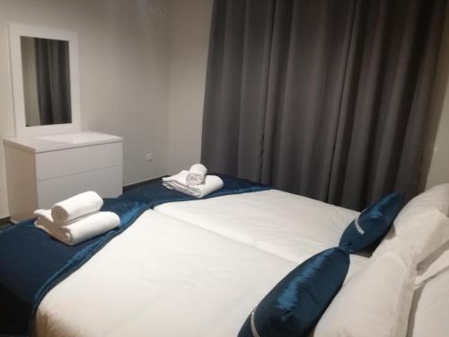 a bedroom with a large bed with towels on it at Melo's Place in Madalena