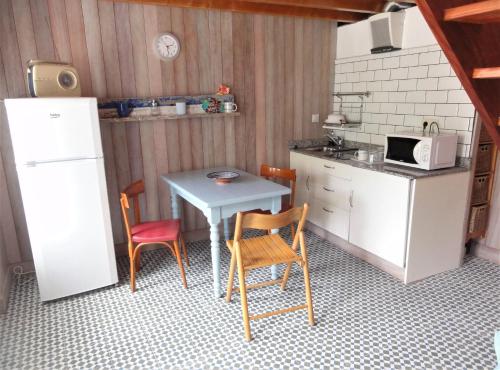 O Pindoにあるamaro&sueの小さなキッチン(テーブル、椅子、冷蔵庫付)