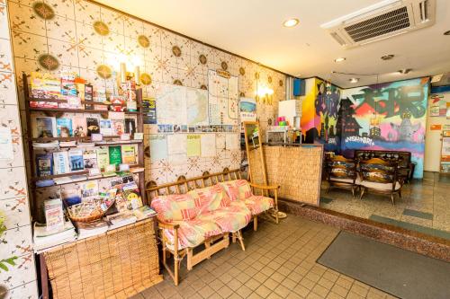 een winkel met stoelen en tafels in een kamer bij Backpackers Hotel Toyo in Osaka