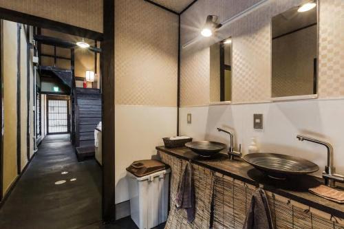 een badkamer met 2 wastafels en 2 spiegels bij Teahouse Rouji in Kyoto