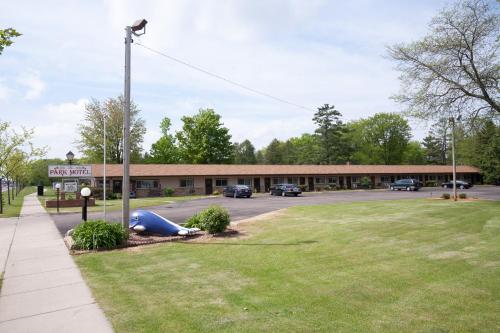 a building with a blue object on the grass at Park Motel in Marshfield