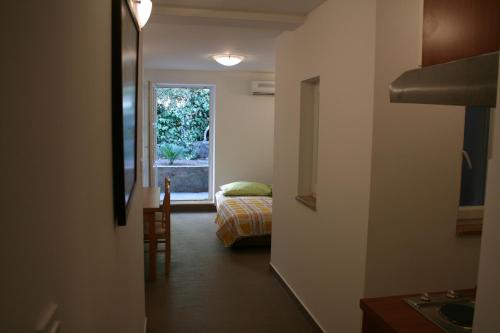 un corridoio con una camera con un letto e una finestra di Apartments Mrduljaš a Spalato (Split)