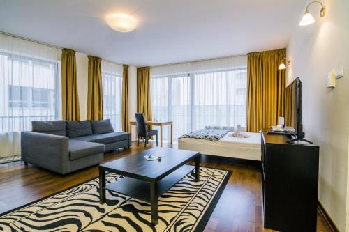 布達佩斯的住宿－豪華市中心公寓酒店，客厅配有沙发和1张床