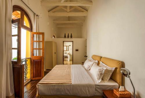 - une chambre avec un lit et une fenêtre dans l'établissement Mateus Boutique Hotel, à Panaji