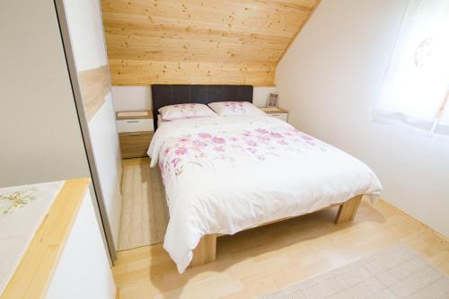 Posteľ alebo postele v izbe v ubytovaní Country House Srček with Two Bedrooms and Vineyard View