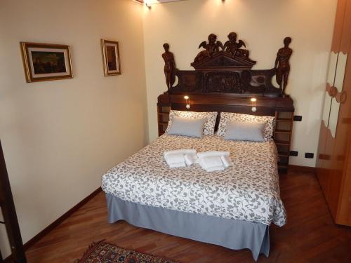 ヴェネツィアにあるRomantic Escapade in Veniceのベッドルーム1室(ベッド1台、タオル2枚付)