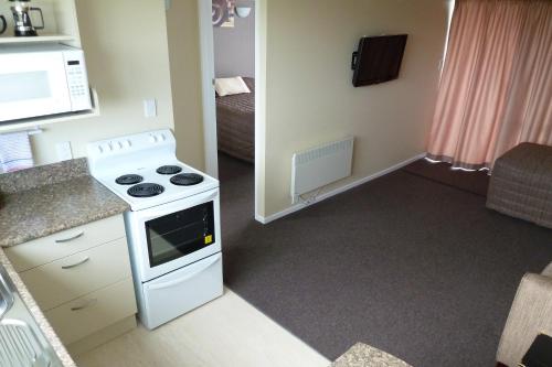 Kuchyň nebo kuchyňský kout v ubytování Monarch Motel
