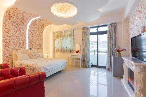 花蓮市的住宿－阿里巴巴民宿，一间带床和电视的客厅