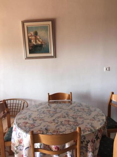 stół jadalny z kwiecistym stołem i krzesłami w obiekcie Princess Studios w mieście Afiartis