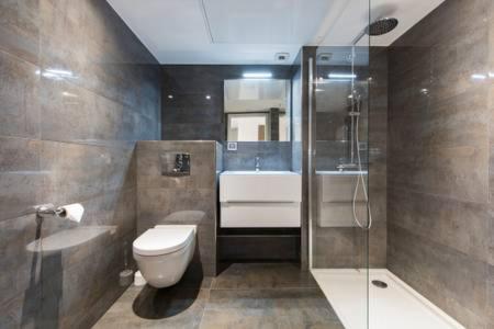サントロペにあるTropezienne Deluxe Apartmentのバスルーム(トイレ、シャワー、シンク付)