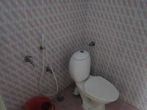 bagno con servizi igienici bianchi in camera di GP Mansion a Chennai