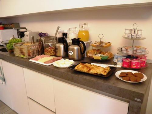 een aanrecht met ontbijtproducten erop bij In Centro Glam in Bergamo