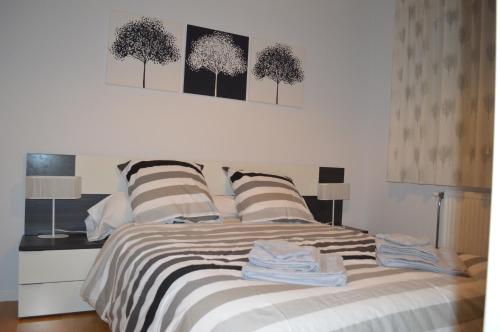 ヴィルールバンヌにあるDuplexe 80 m2 Cosy et modernのベッドルーム1室(壁に3本の木が並ぶベッド1台付)